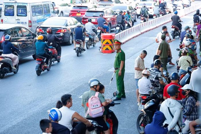 Nhờ sự điều tiết sát sao của Tổ Cảnh sát trật tự - Công an phường Hoàn Kiếm, dòng phương tiện trên đường Trần Nhật Duật di chuyển nối đuôi trật tự, không còn cảnh chen lấn
