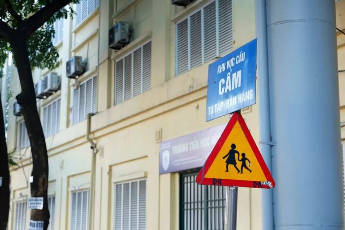 Ý thức tự giác của người dân kết hợp với hệ thống biển báo đầy đủ giúp trật tự giao thông cổng trường được duy trì bền vững