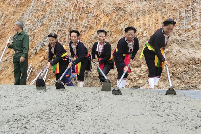 Trong phong trào xây dựng đường giao thông nông thôn ở Lào Cai, người dân không chỉ hiến đất mà còn góp tiền, góp công sức.
