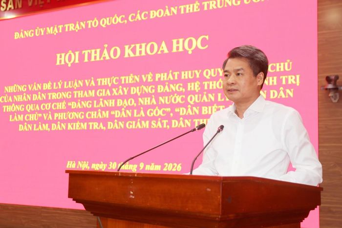 Phó Bí thư Đảng ủy MTTQ, các đoàn thể Trung ương Nguyễn Quang Đức phát biểu tại Hội thảo.