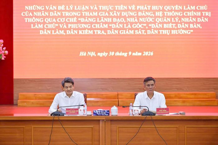 Các vị chủ trì Hội thảo lắng nghe ý kiến tham luận của các chuyên gia, nhà khoa học.