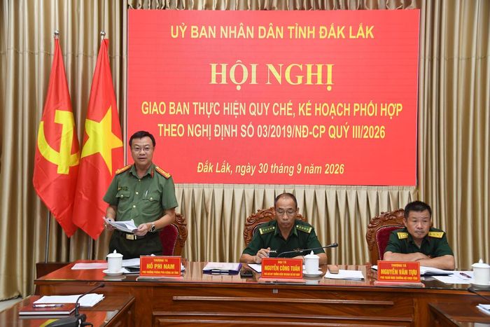 Thượng tá Hồ Phí Nam, Phó Trưởng phòng Tham mưu Công an tỉnh Đắk Lắk phát biểu tại hội nghị. Ảnh: Nguyễn Lân.