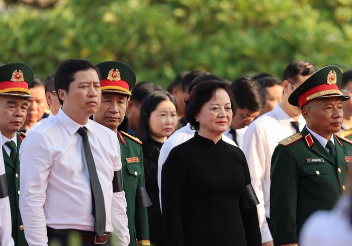 Phó Thủ tướng Phạm Thị Thanh Trà dự lễ và dâng hương tưởng niệm các Anh hùng liệt sĩ. Ảnh: Trường Hải.