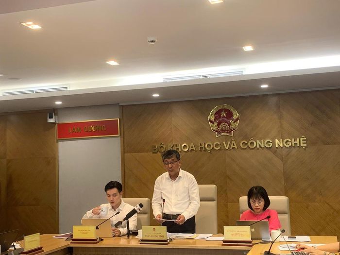 Thứ trưởng Trần Trung Tính chủ trì họp báo.