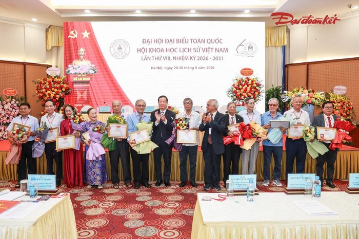 GS.TS Nguyễn Văn Kim, Chủ tịch Hội Khoa học Lịch sử Việt Nam khóa VIII tặng Kỷ niệm chương "Vì sự nghiệp Sử học Việt Nam". Ảnh: Quang Vinh.