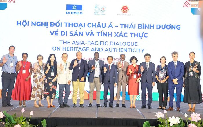 Các đại biểu chụp ảnh chung tại lễ bế mạc.