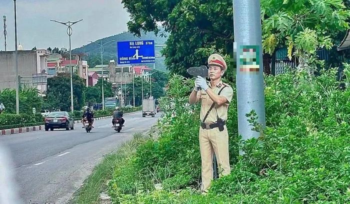 Mô hình “CSGT từ xa” được đặt tại một số đoạn đường cong, khuất tầm nhìn, nơi tiềm ẩn nguy cơ tai nạn trên địa bàn CSGT đường bộ số 1 quản lý. Ảnh: Công an TP Quảng Ninh.