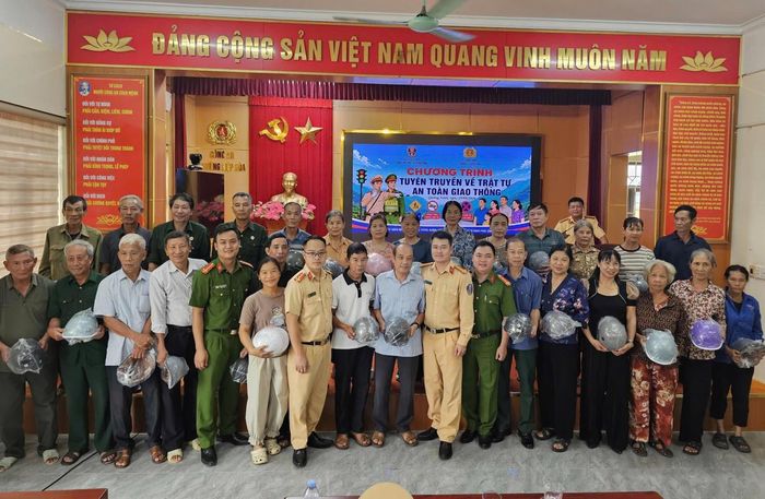 Đội CSGT đường bộ số 1 phối hợp Công an phường Hiệp Hòa tổ chức tuyên truyền, phổ biến pháp luật về trật tự an toàn giao thông và tặng mũ bảo hiểm cho người dân. Ảnh: Công an TP Quảng Ninh.