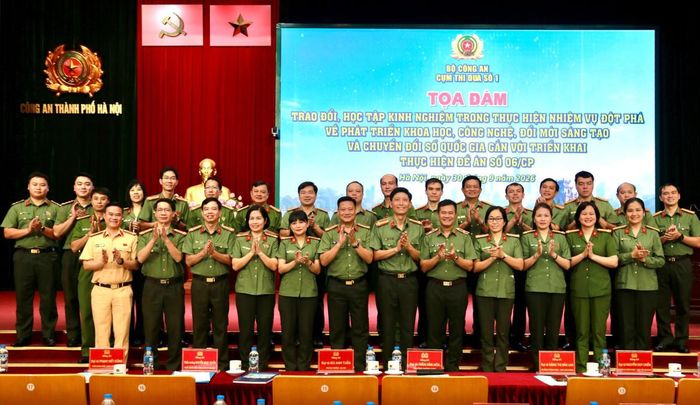 Các đại biểu chụp ảnh lưu niệm tại tọa đàm.