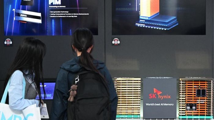 Khách tham quan chiêm ngưỡng mô hình công nghệ bộ nhớ băng thông cao (HBM) của SK Hynix tại triển lãm Công nghệ Thông tin Thế giới tại Seoul (Hàn Quốc) năm 2025. Ảnh: Reuters.