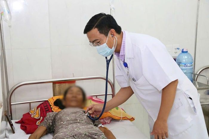  Bệnh nhân điều trị xuất huyết dạ dày do viêm loét dạ dày không được điều trị dứt điểm tại Bệnh viện Đa khoa vùng Tây Nguyên. Ảnh: Đình Thi/ Sở Y tế Đắk Lắk. 