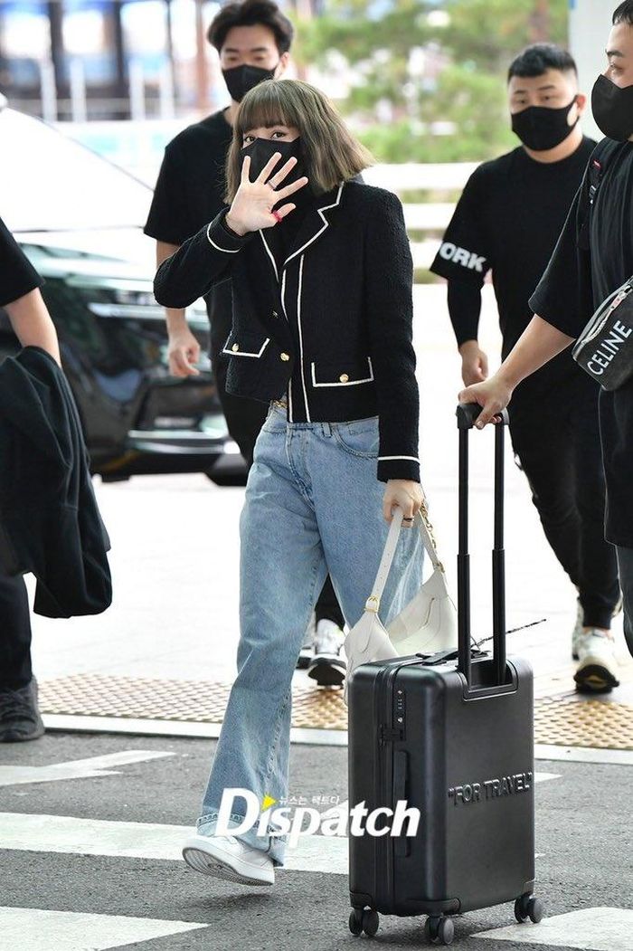  Thành viên Lisa (quốc tịch Thái Lan) của nhóm BlackPink tại sân bay Incheon, Hàn Quốc, cho chuyến công tác đến Pháp, tháng 10/2021. Ảnh: Dispatch.