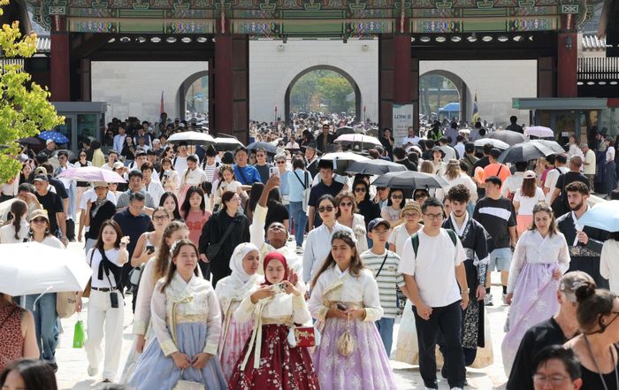  Du khách nước ngoài tham quan cung Gyeongbokgung ở Seoul, Hàn Quốc, ngày 24/9. Ảnh: Yonhap.