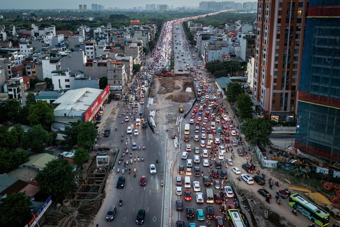  Trong những ngày đầu thực hiện phương án điều chỉnh giao thông mới, nút giao Cổ Linh - đường dẫn cầu Vĩnh Tuy chỉ ùn ứ cục bộ tại các khu vực đang thi công hầm chui vào khung giờ cao điểm. Các tuyến đường lân cận như Cổ Linh, Đàm Quang Trung, Hồng Tiến... ghi nhận giao thông thông thoáng.