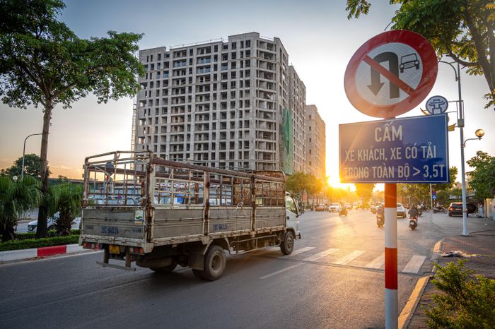 Tại điểm mở dải phân cách trên đường Cổ Linh giao phố Trần Đăng Khoa, toàn bộ xe khách và phương tiện có tải trọng toàn bộ trên 3,5 tấn không được quay đầu. Các xe này cần đi tiếp đến điểm mở kế tiếp để quay đầu theo quy định. 