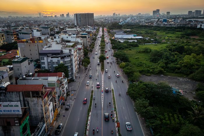  Đường Cổ Linh về hướng Hồng Tiến - Nguyễn Văn Cừ giờ cao điểm chiều không xảy ra ùn tắc, các phương tiện di chuyển thông thoáng sau khi triển khai phương án tổ chức giao thông mới. 