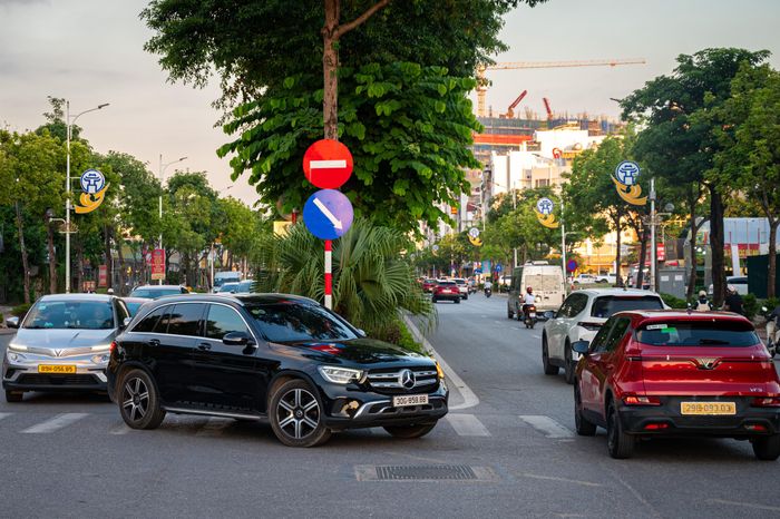  Nhiều tài xế ôtô con lựa chọn quay đầu tại điểm mở dải phân cách trên đường Cổ Linh giao phố Trần Đăng Khoa, do vị trí này không cấm các phương tiện có tải trọng toàn bộ dưới 3,5 tấn quay đầu hoặc rẽ trái. 