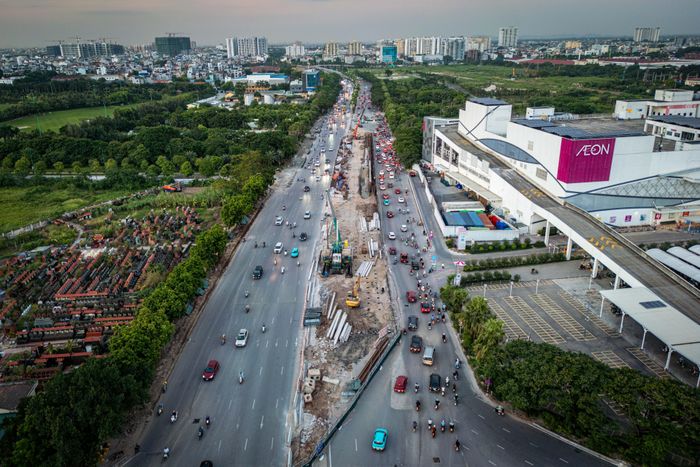  Cùng việc cấm quay đầu tại các điểm mở, Sở Xây dựng bổ sung biển chỉ dẫn trên đường Đàm Quang Trung, đoạn giao phố Vũ Lập, giúp phương tiện lưu thông thuận tiện hơn về hướng Hồng Tiến - Nguyễn Văn Cừ. 