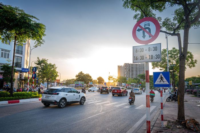  Hình ảnh lúc 17h ngày 28/9, tại điểm mở dải phân cách đối diện ngõ 64 Cổ Linh. Theo phương án tổ chức giao thông mới, ôtô không được quay đầu hoặc rẽ trái tại đây vào hai khung giờ cao điểm: sáng từ 6h30 đến 8h30 và chiều từ 16h30 đến 18h30. 