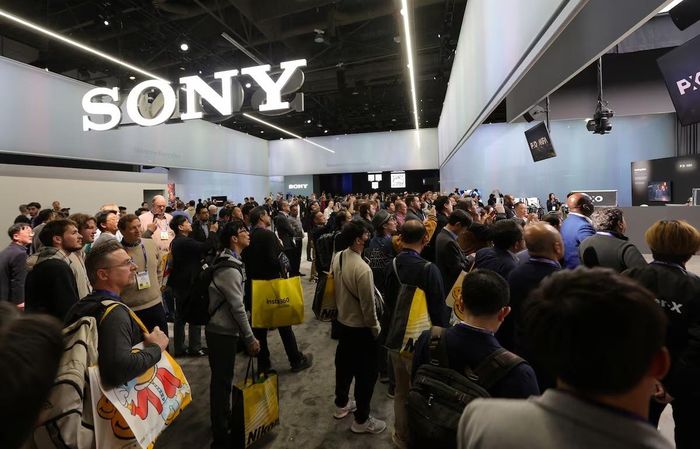  Khách tham quan gian hàng của Sony tại CES 2025. Ảnh: Reuters. 