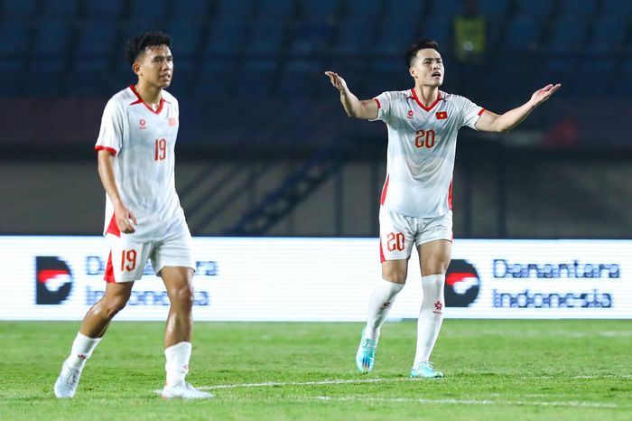  Sự thất vọng ngay lập tức xuất hiện trên gương mặt một số cầu thủ trẻ. Bùi Hoàng Việt Anh và các cựu binh lập tức phải kêu gọi đồng đội bình tĩnh, hướng tới những phút còn lại. 