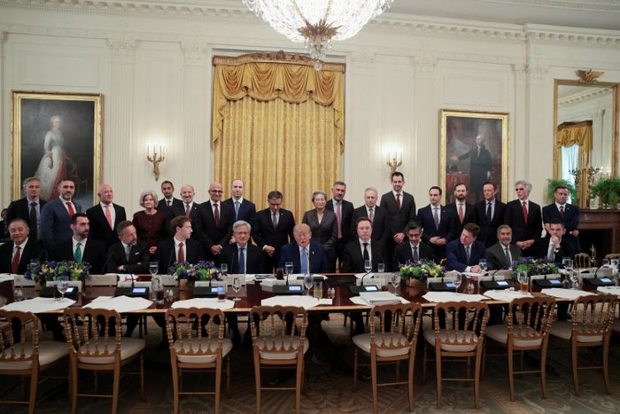 CEO của Meta Mark Zuckerberg, người sáng lập kiêm CEO của SpaceX Elon Musk, và Chủ tịch kiêm CEO của Nvidia Jensen Huang, ngồi cạnh ông Trump trong bữa trưa chiêu đãi các nhà lãnh đạo công nghệ tại Phòng Đông của Nhà Trắng ngày 29/9. Ảnh: Reuters.