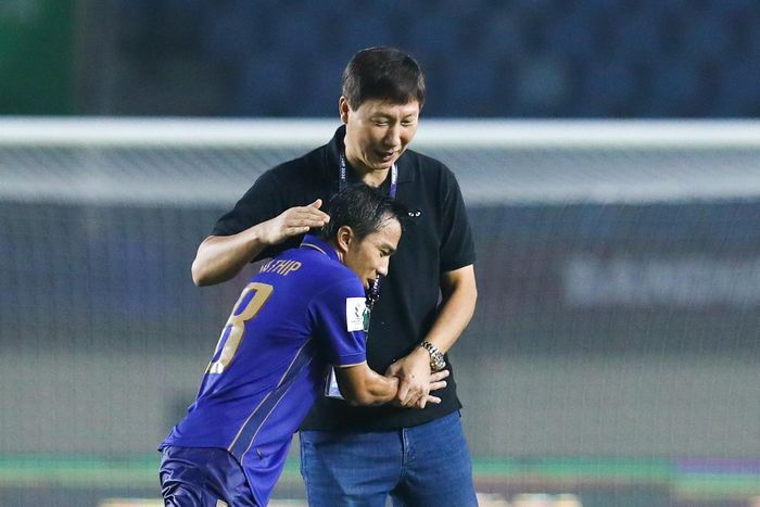  Chanathip cũng có trao đổi ngắn với HLV Kim Sang-sik. Siêu sao tuyển Thái vốn nổi tiếng là người thân thiện, khiêm nhường. 