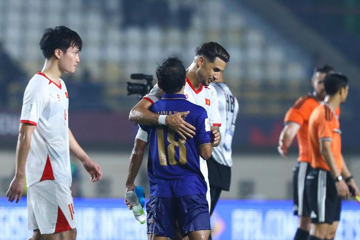  Tuyển Việt Nam thua Thái Lan 0-2 ở lượt trận hai bảng B Division 1 FIFA ASEAN Cup 2026 trên sân Si Jalak Harupat (Bandung, Thái Lan), nhưng Hoàng Đức vẫn giành được sự tôn trọng từ đối thủ sau màn thể hiện tốt khi vào sân từ ghế dự bị. Sau trận, đội trưởng Thái Lan Chanathip chủ động tới gặp Hoàng Đức. Cả hai trao đổi thoải mái, trao cho nhau cái ôm thân ái. 