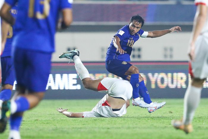  Thái Lan mang lực lượng gần như mạnh nhất tới FIFA ASEAN Cup, còn Việt Nam mất khá nhiều ngôi sao vì các lý do khác nhau. Dù vậy, thất bại này vẫn cho thấy khoảng cách đáng kể giữa hài nền bóng đá. 