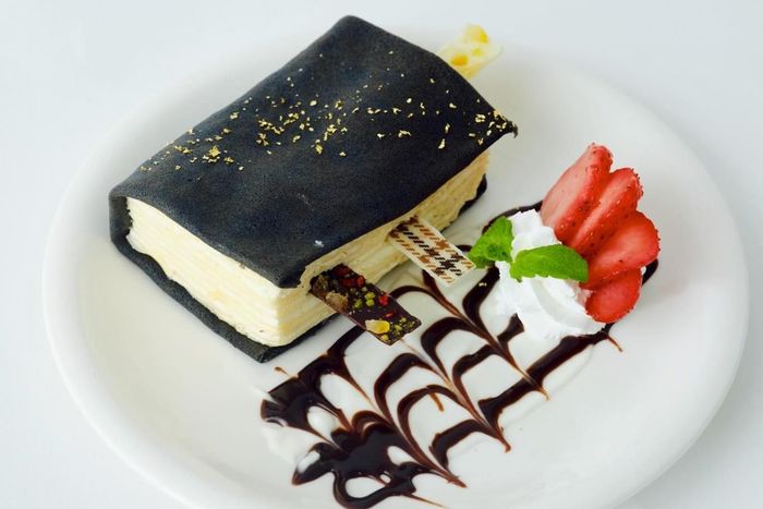  Thiết kế độc đáo này tận dụng cấu trúc của bánh mille-crêpe, với nhiều lớp bánh mỏng xếp chồng lên nhau, gợi liên tưởng đến những trang sách. Ảnh: @face_cafe. 