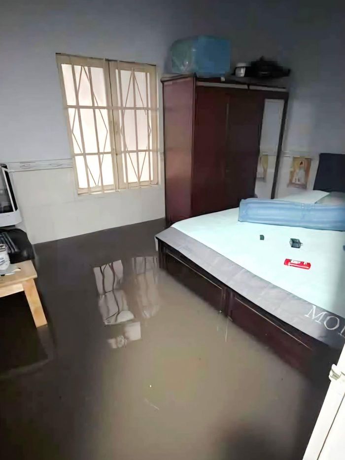  Nước dâng do mưa lớn rạng sáng 30/9 khiến nhiều hộ dân tại xã Lộc An cũ ngập nặng. Ảnh: Người Đồng Nai. 