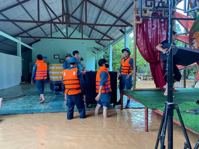  Lực lượng dân quân hỗ trợ người dân kê cao tài sản, khơi thông dòng chảy tại khu vực ngập ở Long Phước. Ảnh: BCHQS TP Đồng Nai. 
