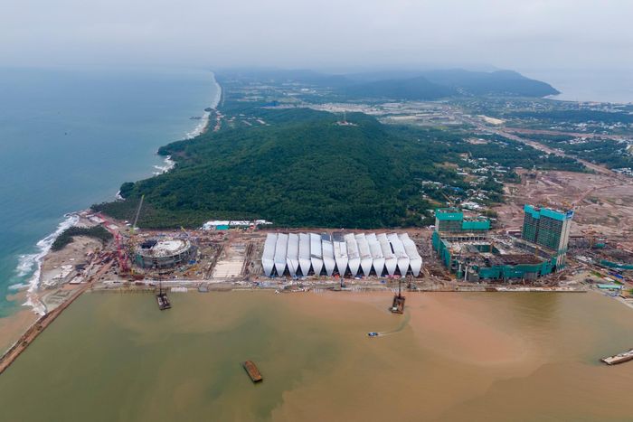  Trung tâm Hội nghị và Triển lãm APEC cùng Nhà biểu diễn đa năng APEC được Sun Group đầu tư theo hình thức đối tác công - tư (PPP), nhằm phục vụ các hoạt động của APEC 2027. Tổ hợp đồng thời được kỳ vọng trở thành hạt nhân của hệ sinh thái MICE tại Phú Quốc, giúp đảo ngọc có thêm nền tảng mở rộng từ điểm đến nghỉ dưỡng sang trung tâm hội nghị, sự kiện và giải trí quốc tế của khu vực. 