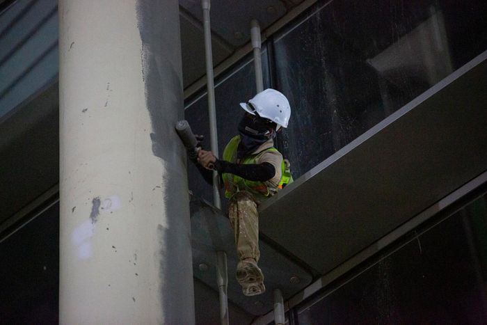  Bên cạnh áp lực tiến độ, công trường còn gặp khó vì mưa lớn những ngày cuối tháng 9. Các đơn vị phải tăng nhân lực, máy móc và điều chỉnh phương án để bù thời gian bị ảnh hưởng. 