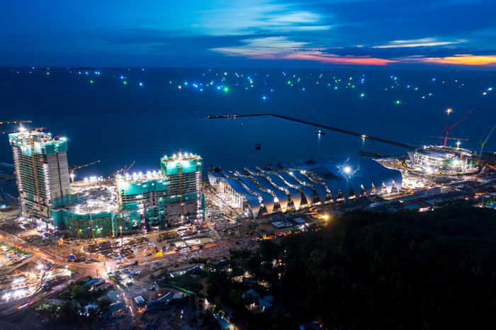  Dự án khởi công từ quý IV/2025. Sau một năm, phần kết cấu thô của Trung tâm Hội nghị và Triển lãm APEC đã gần hoàn thiện. Hệ kết cấu thép mái đã hoàn thành lắp đặt đủ 13/13 nhịp. Các đội thi công hiện tiếp tục thực hiện những lớp hoàn thiện phía trên mái, làm tiền đề để chuyển sang hoàn thiện mặt ngoài. 