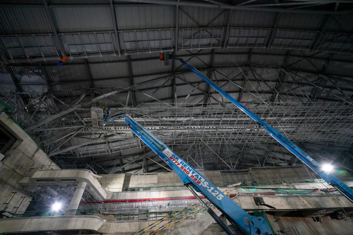  Nhân lực tại công trường hiện được tổ chức thành 3 ca, làm việc xuyên ngày đêm. Một số hạng mục đặc thù như phần mái phải duy trì liên tục để sớm hoàn thiện, hạn chế nước mưa ảnh hưởng đến không gian bên trong. Phần mặt ngoài cũng được đẩy nhanh nhằm chuẩn bị cho các sự kiện và đoàn khách dự kiến đến tham quan công trình trong thời gian tới. 