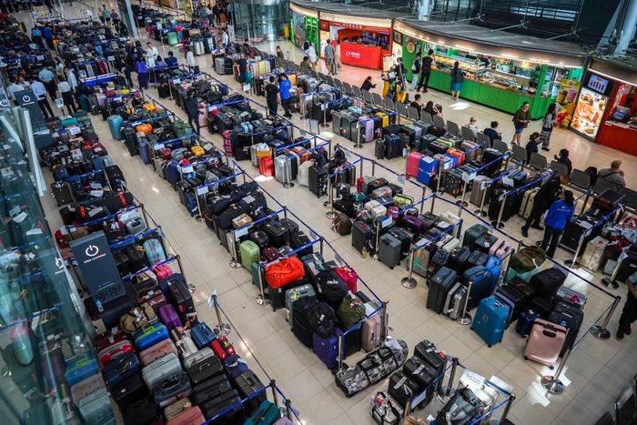Hành lý từ các chuyến bay của Thai Airways chất đống tại sân bay quốc tế Suvarnabhumi ngày 29/9. Ảnh: Reuters.