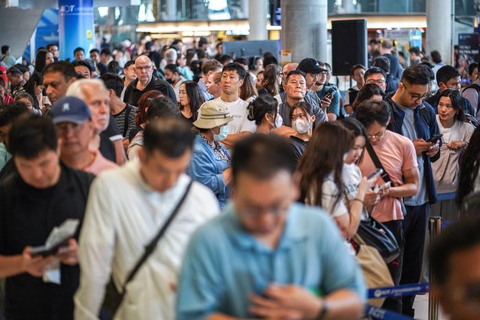 Hành khách xếp hàng nhận hành lý từ các chuyến bay của Thai Airways tại sân bay quốc tế Suvarnabhumi ngày 29/9. Ảnh: Reuters.
