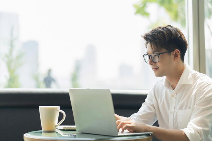 Cà phê từ lâu được xem là “thức uống trí tuệ”, gắn với sự tỉnh táo, cảm hứng và khả năng tập trung trong các hoạt động viết lách, nghiên cứu. Ảnh: Magnific.