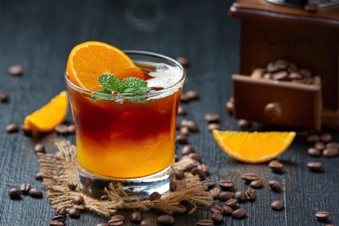 Một ly cold brew không chỉ giúp tỉnh táo mà còn cung cấp caffeine và các hợp chất hoạt tính sinh học được nghiên cứu về mối liên hệ với sức khỏe tim mạch. Ảnh: Magnific.