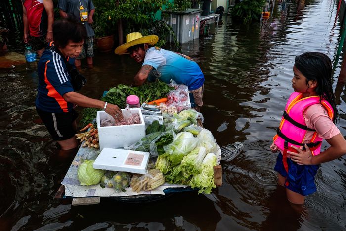 Ở Bang Kapi, đường phố biến thành một khu chợ nổi tạm thời. Những người bán hàng mang thịt, cá, rau và nhu yếu phẩm ra giữa vùng nước ngập. Khách lội nước hoặc dùng phương tiện nổi để mua hàng. Những quầy thực phẩm vốn nằm trên vỉa hè nay xuất hiện giữa một con đường ngập nước. Theo Reuters, các tiểu thương địa phương vẫn cố duy trì hoạt động buôn bán khi nhiều khu vực xung quanh chưa thể đi lại bình thường.