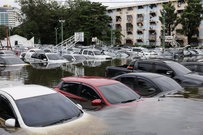 Ôtô bị ngập la liệt tại một khu dân cư ở Bangkok.