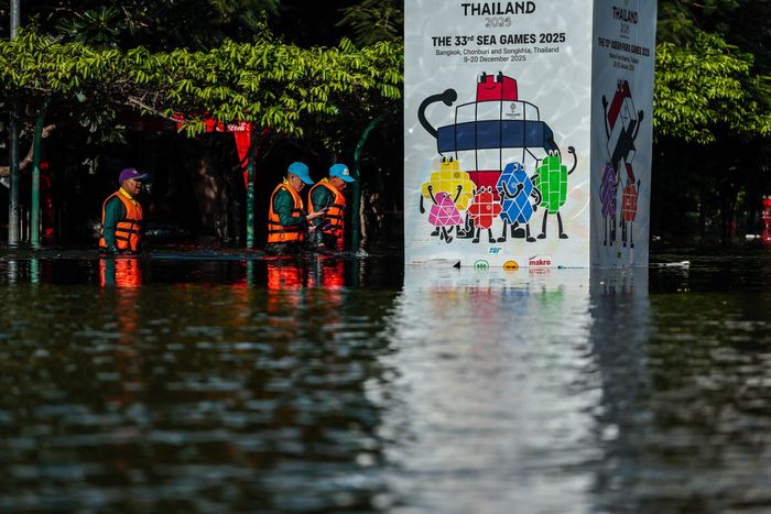 Theo Matichon, tình hình nghiêm trọng đến mức các VĐV ném bóng của Thái Lan phải sơ tán khỏi khu lưu trú bên trong trung tâm huấn luyện khi nước dâng khoảng 90 cm.