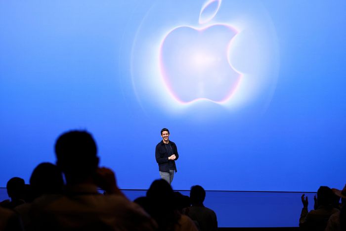 Ternus gợi lại phong cách thuyết trình từng làm nên thương hiệu Steve Jobs, nhưng cách ông nói về sản phẩm cho thấy một hướng đi khác. Ảnh: Reuters.