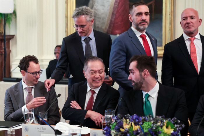  CEO Palantir Technologies Alex Karp tặng viên ngậm ho cho Dario Amodei - đồng sáng lập kiêm CEO Anthropic, bên cạnh CEO Broadcom Hock Tan, tại bữa trưa dành cho các lãnh đạo công nghệ do Tổng thống Donald Trump chủ trì ở Nhà Trắng ngày 29/9. Ảnh: Reuters. 