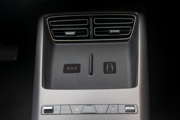  Ở phiên bản Premium cao cấp, BYD Sealion 5 được trang bị đế sạc không dây tại bệ trung tâm. 
