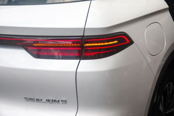  BYD Sealion 5 dự kiến ra mắt trong tháng 10, trở thành mẫu PHEV thứ tư của hãng xe Trung Quốc tại thị trường Việt Nam, sau BYD Sealion 6, BYD Seal 5 và BYD M9. Khách hàng đặt cọc 20 triệu đồng lúc này sẽ được hưởng ưu đãi trị giá 100 triệu đồng. 