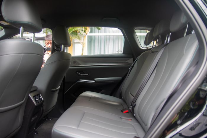  Mẫu SUV cỡ C bố trí 2 hàng ghế, cho tối đa 5 người ngồi. Bộ ghế ngồi bọc da. Hai ghế hàng trước chỉnh điện và làm mát chỉ có ở bản Premium. 