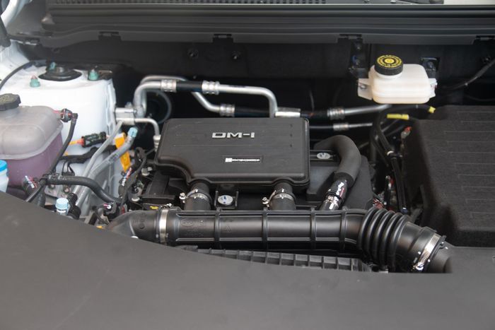  Hệ thống DM-i Super Hybrid trên BYD Sealion 5 kết hợp giữa động cơ xăng 1.5L với motor điện công suất cao và pin Blade, cung cấp công suất đầu ra tối đa 214 mã lực. 