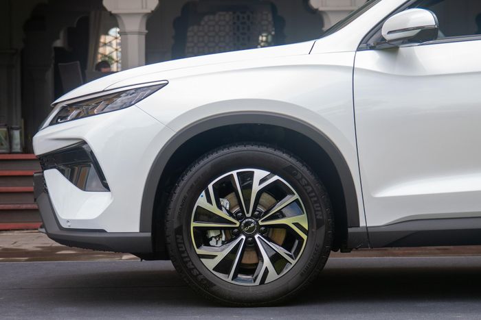  Mâm xe hợp kim đa chấu kích thước 18 inch là tiêu chuẩn trên BYD Sealion 5. Mẫu SUV cỡ C sử dụng lốp thông số 225/60 R18. 